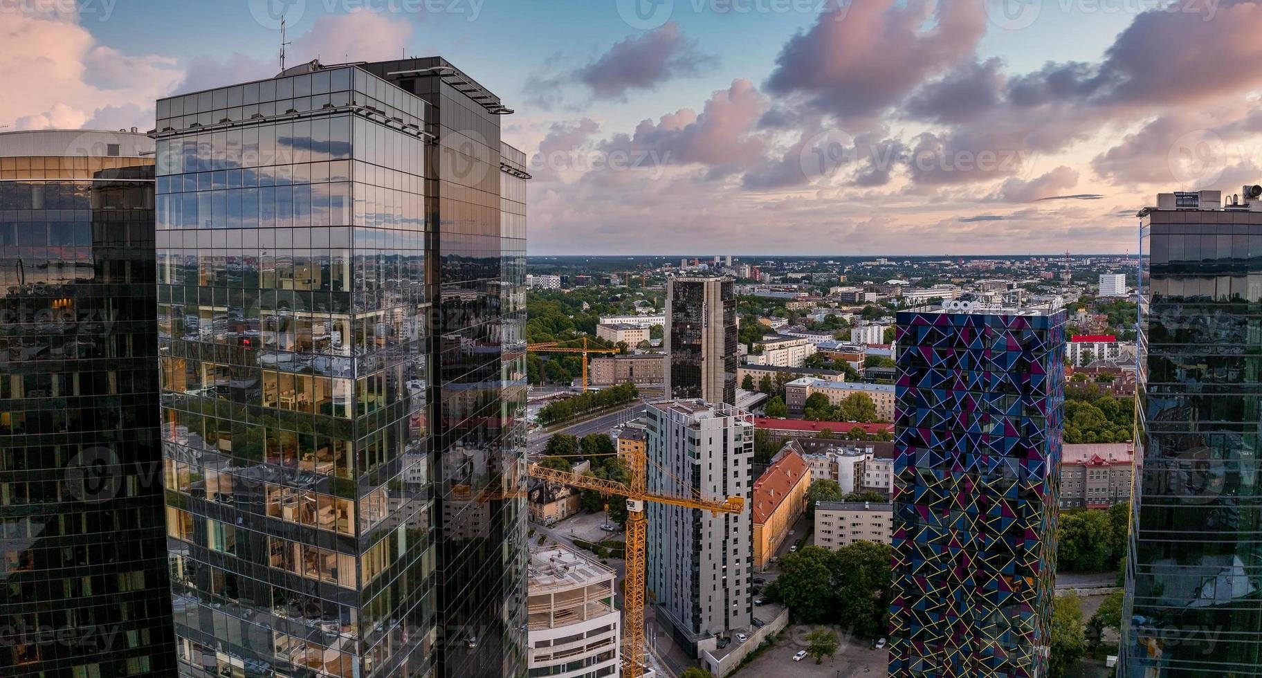 veduta aerea del centro affari di Tallinn la sera. bellissimo quartiere degli affari foto