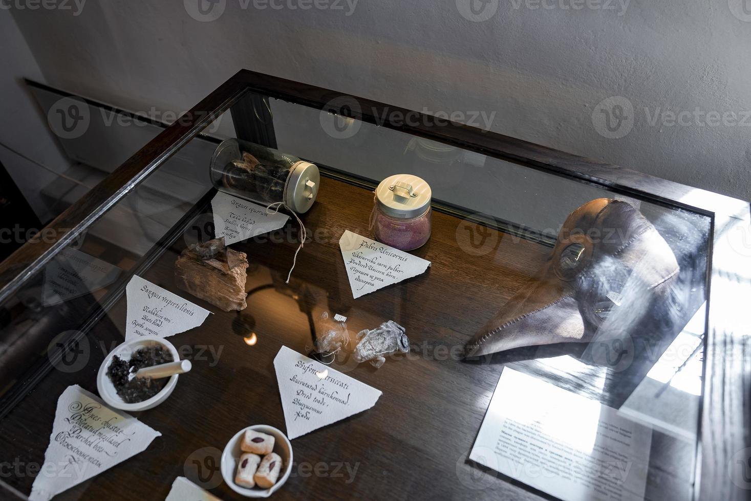 vari oggetti con etichette in scatola di vetro presso il vecchio museo della farmacia nella città storica foto