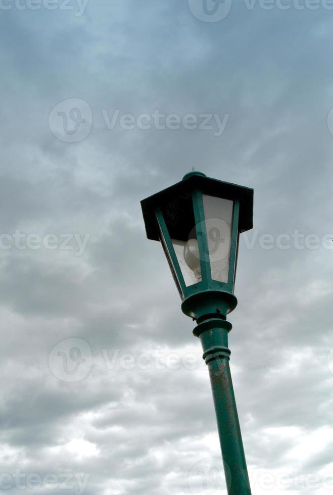 lampione storico. lampione su sfondo cielo. foto