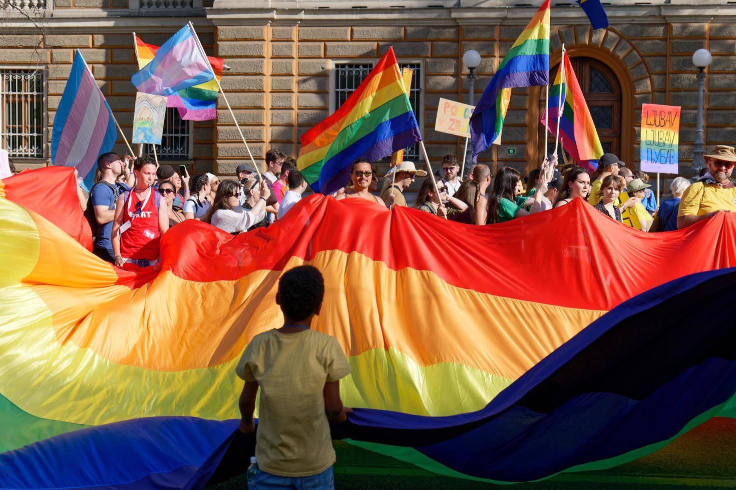 sarajevo, bosnia erzegovina giugno 2022 lgbtiq marzo orgoglio. parata colorata che celebra i diritti lgbtiq. manifestanti che camminano con striscioni e bandiere. diritti umani. orgoglio, passione e protesta. arcobaleno. foto