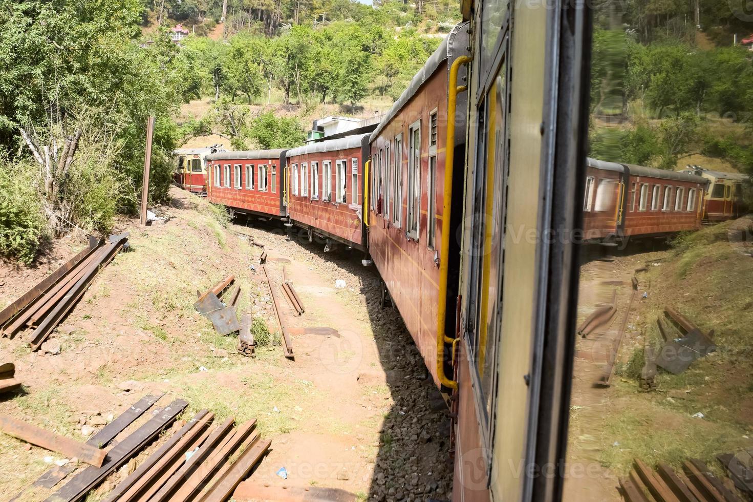 trenino che si muove sui pendii delle montagne, bella vista, un lato della montagna, un lato della valle che si muove sulla ferrovia verso la collina, tra il verde della foresta naturale. trenino da Kalka a Shimla in India foto