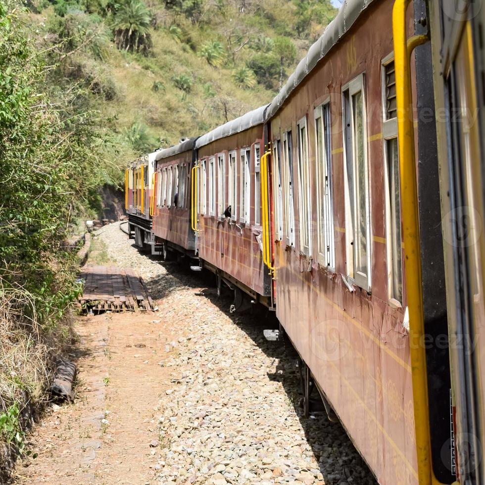 trenino che si muove sui pendii delle montagne, bella vista, un lato della montagna, un lato della valle che si muove sulla ferrovia verso la collina, tra il verde della foresta naturale. trenino da Kalka a Shimla in India foto