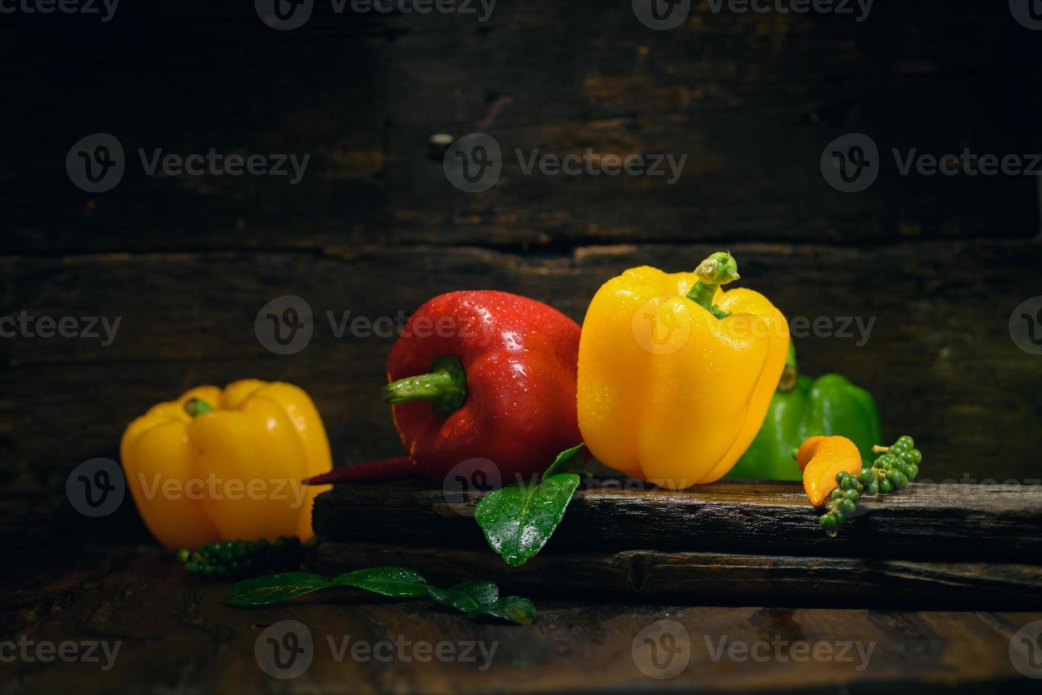 peperone con verdure sul vecchio pavimento di legno foto