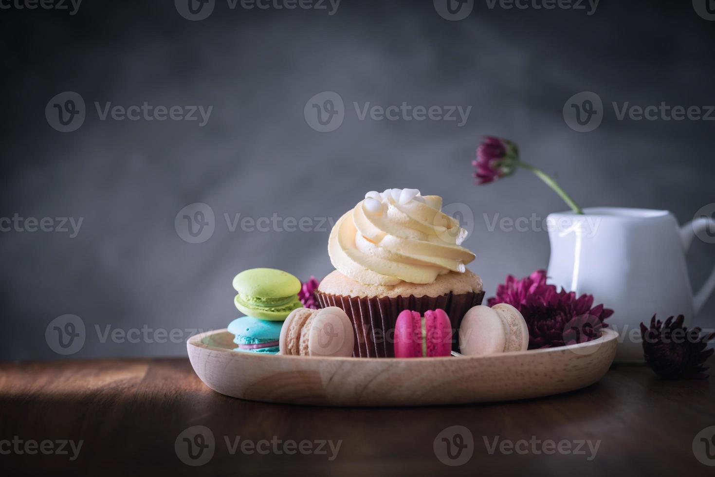 amaretti o amaretti e cupcakes su dessert in legno dolce bello da mangiare foto