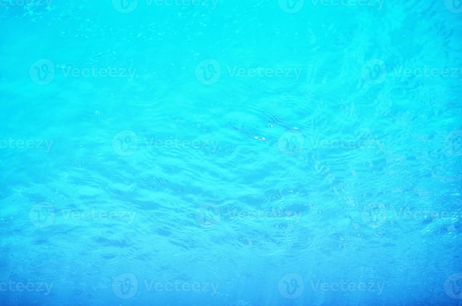 sventolando lo sfondo della superficie dell'acqua in piscina. foto