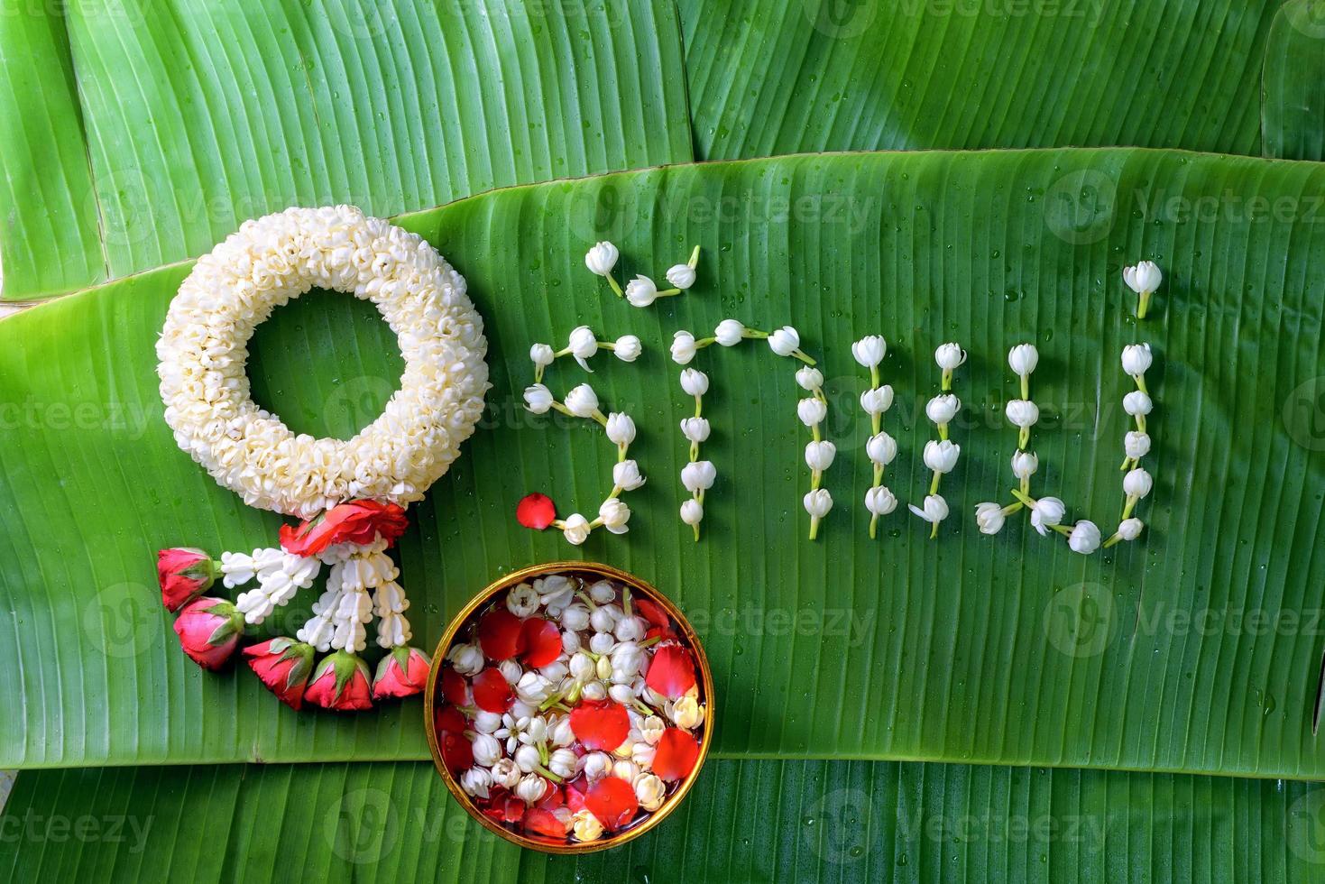 ghirlanda di gelsomino tradizionale tailandese. simbolo della festa della mamma in Thailandia su foglia di banana con amore madre in parola tailandese. foto