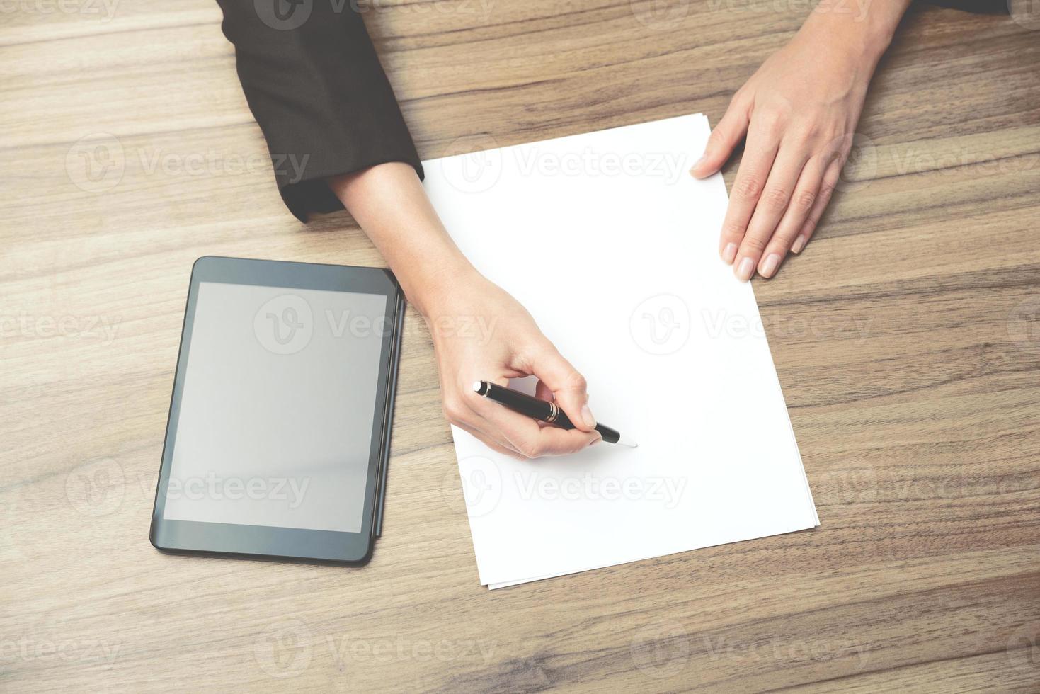 le mani delle donne d'affari mentre scrivono alcune informazioni essenziali foto