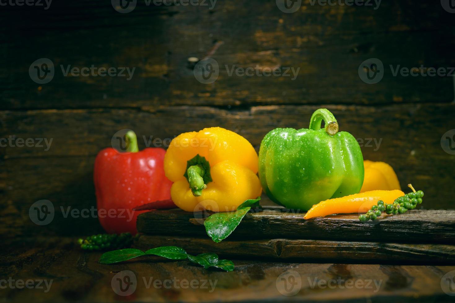 peperone con verdure sul vecchio pavimento di legno foto