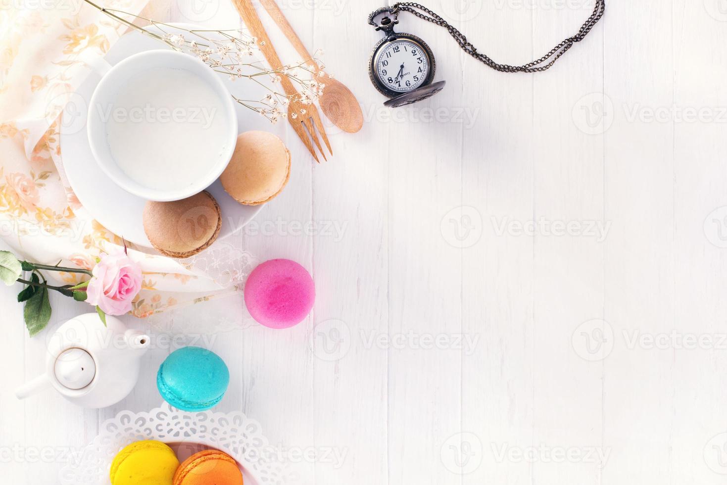 macarons o amaretti e dessert al latte dolce bello da mangiare su struttura di legno vintage di sfondo foto