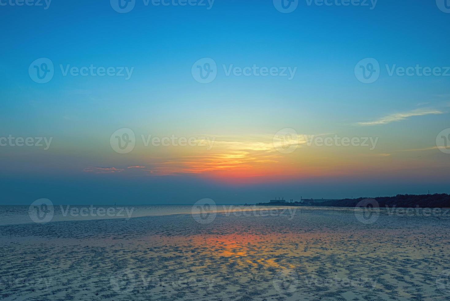 bellissimo tramonto con nuvole colorate sul mare foto