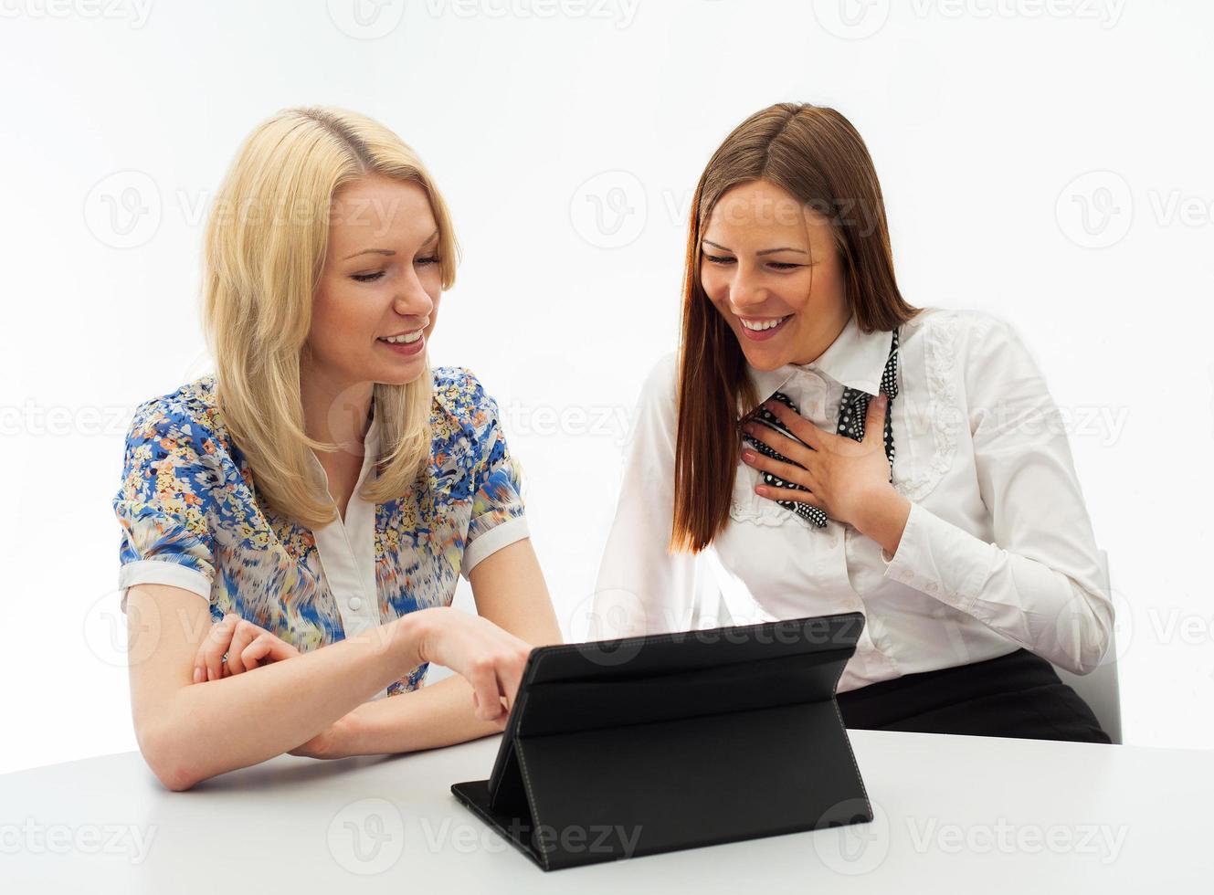 due donne di affari che si incontrano nell'ufficio con il pc della compressa. foto