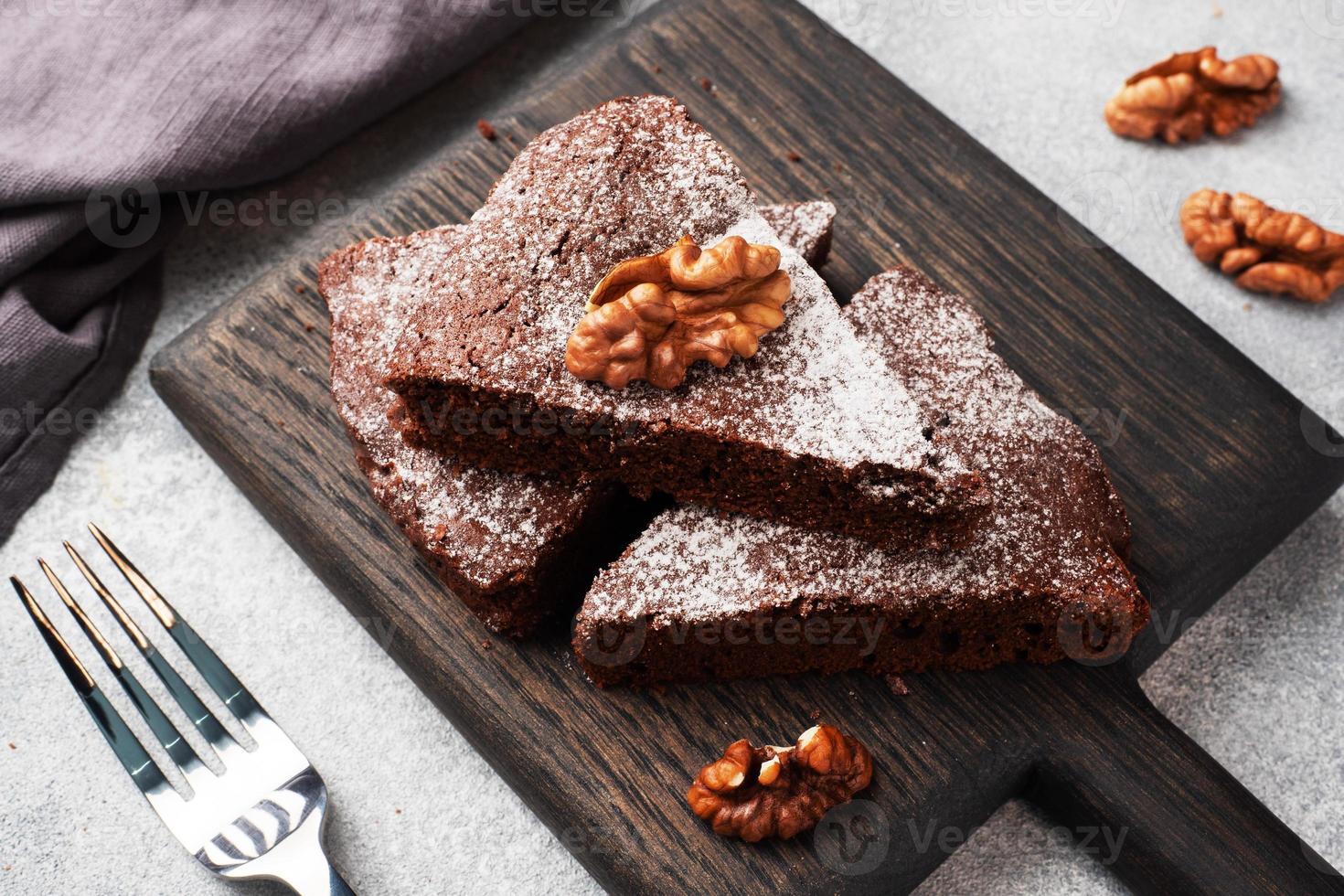 brownie al cioccolato fatto in casa con noci. cuocere la torta al cioccolato. copia spazio foto