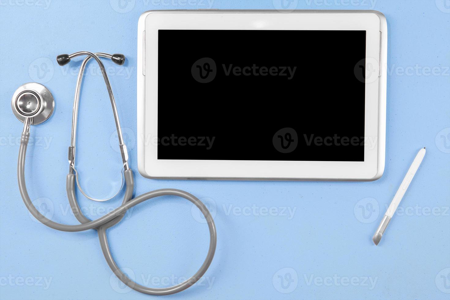 tablet con schermo vuoto e stetoscopio foto