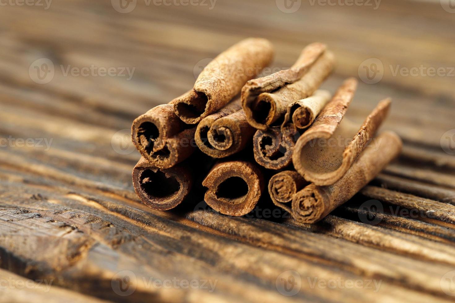 stecca di cannella su fondo di legno foto