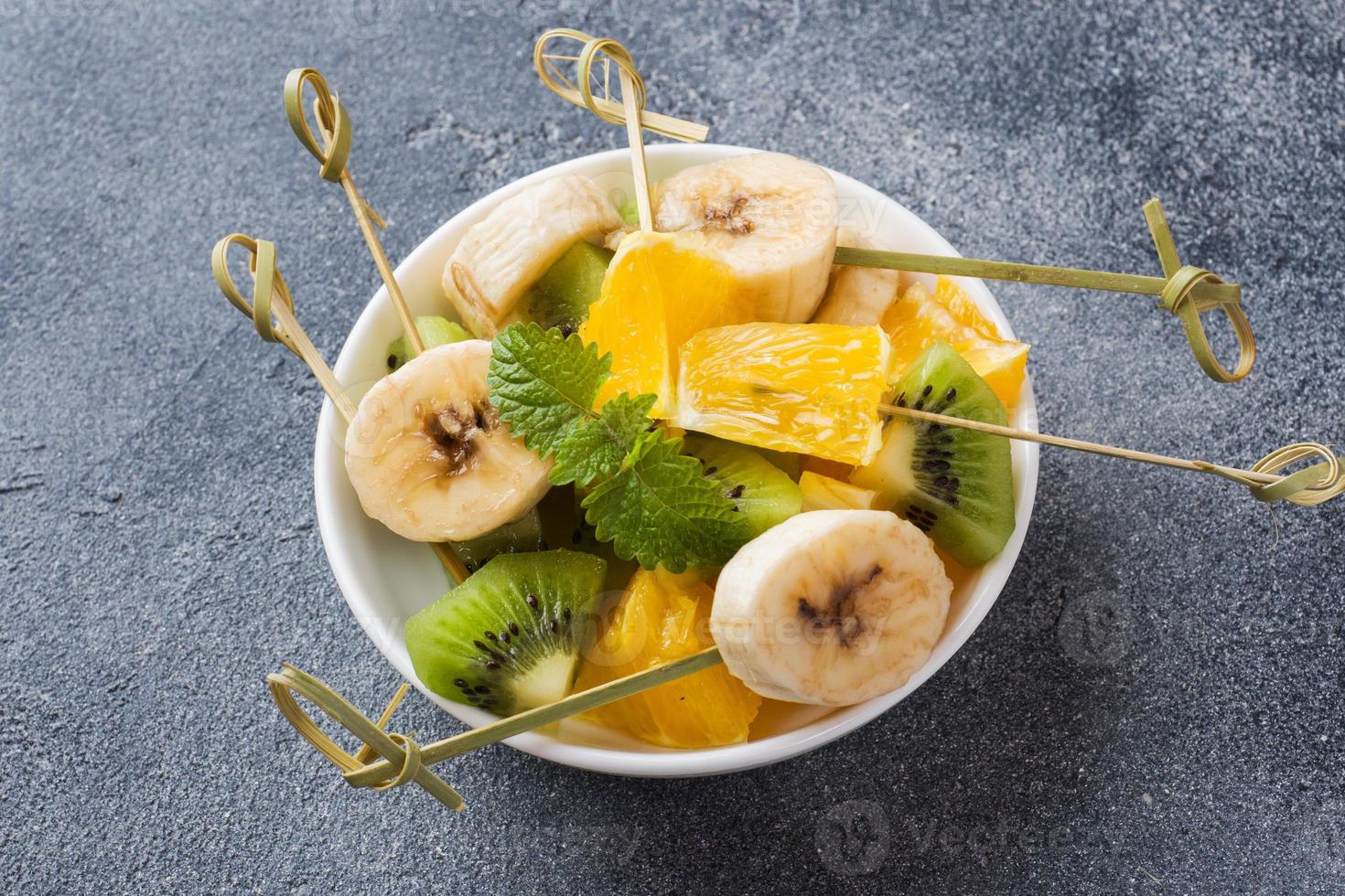 frutta fresca su spiedini per fonduta. tavolo per lo spazio della copia della festa estiva foto