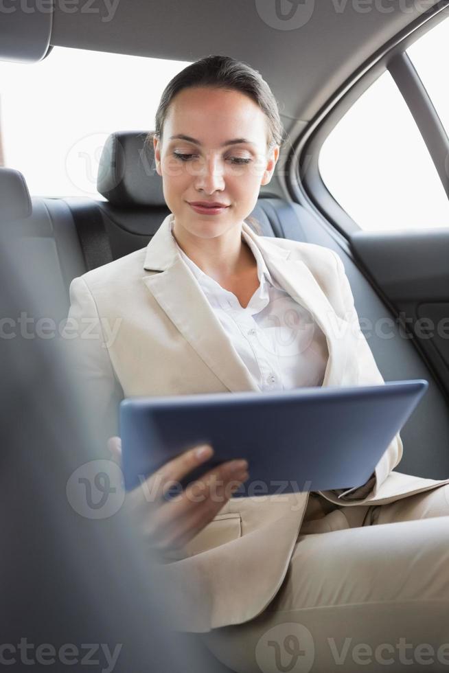 bella donna d'affari utilizzando il suo tablet pc foto