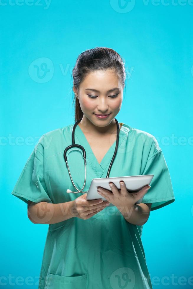 Ritratto di una dottoressa in possesso di una tavoletta digitale. foto