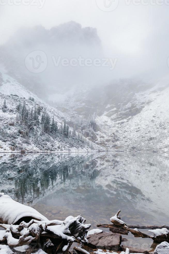 riflesso di montagna innevata foto