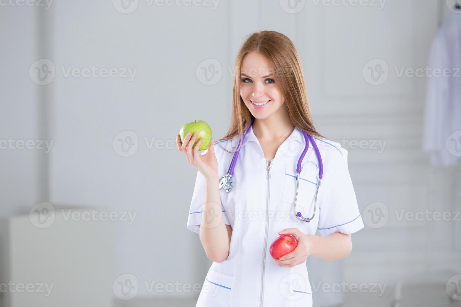 dottore in possesso di una mela verde. concetto di cibo sano. foto