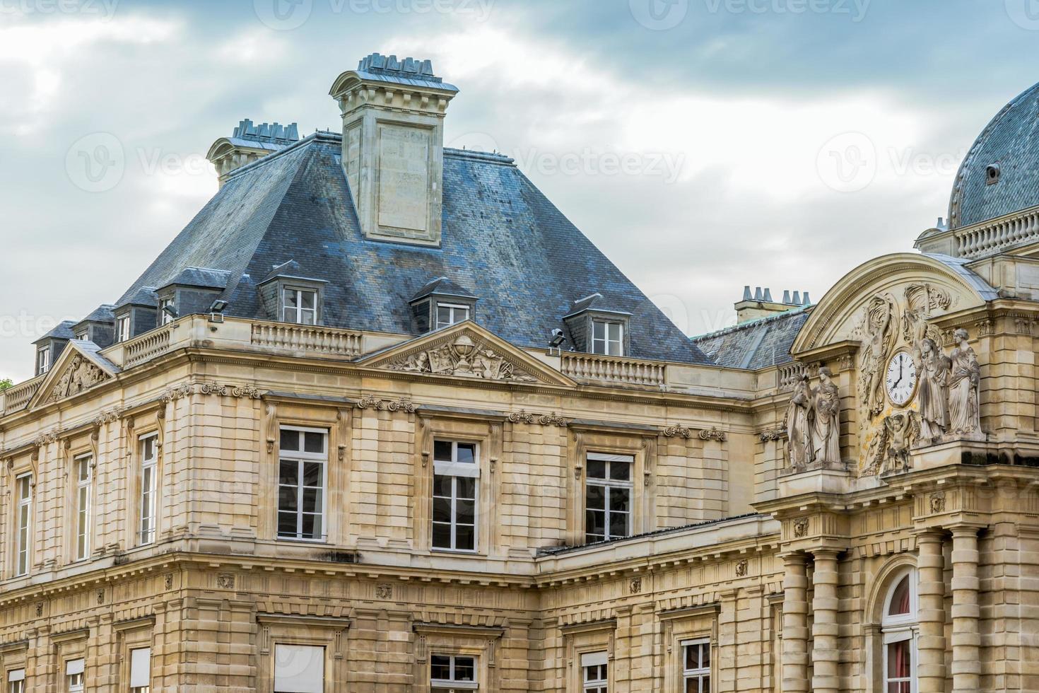 dettaglio architettonico a Parigi - dettaglio della facciata foto