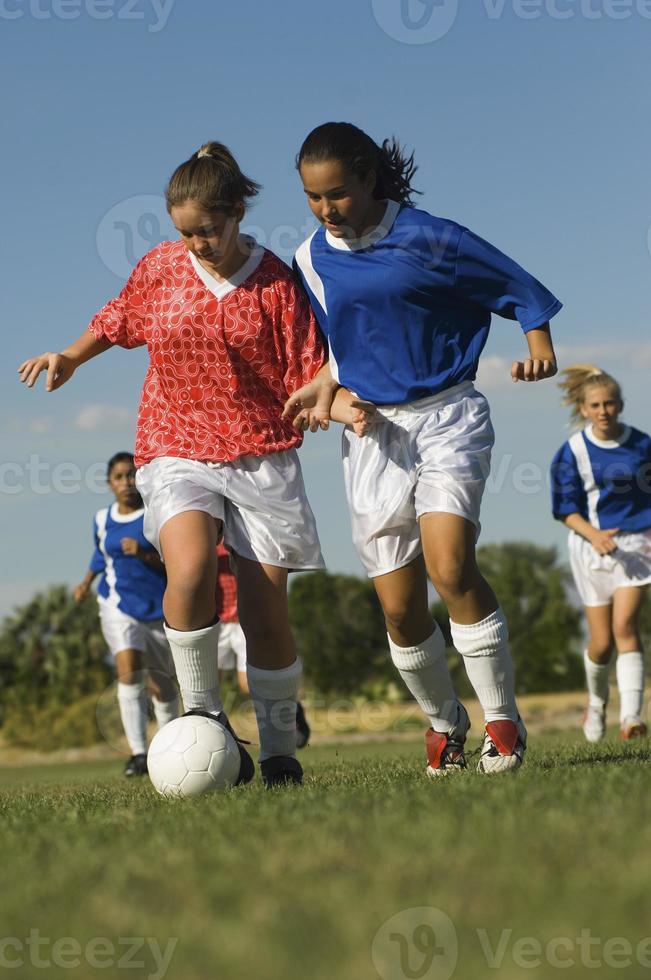 ragazze adolescenti che giocano a calcio foto