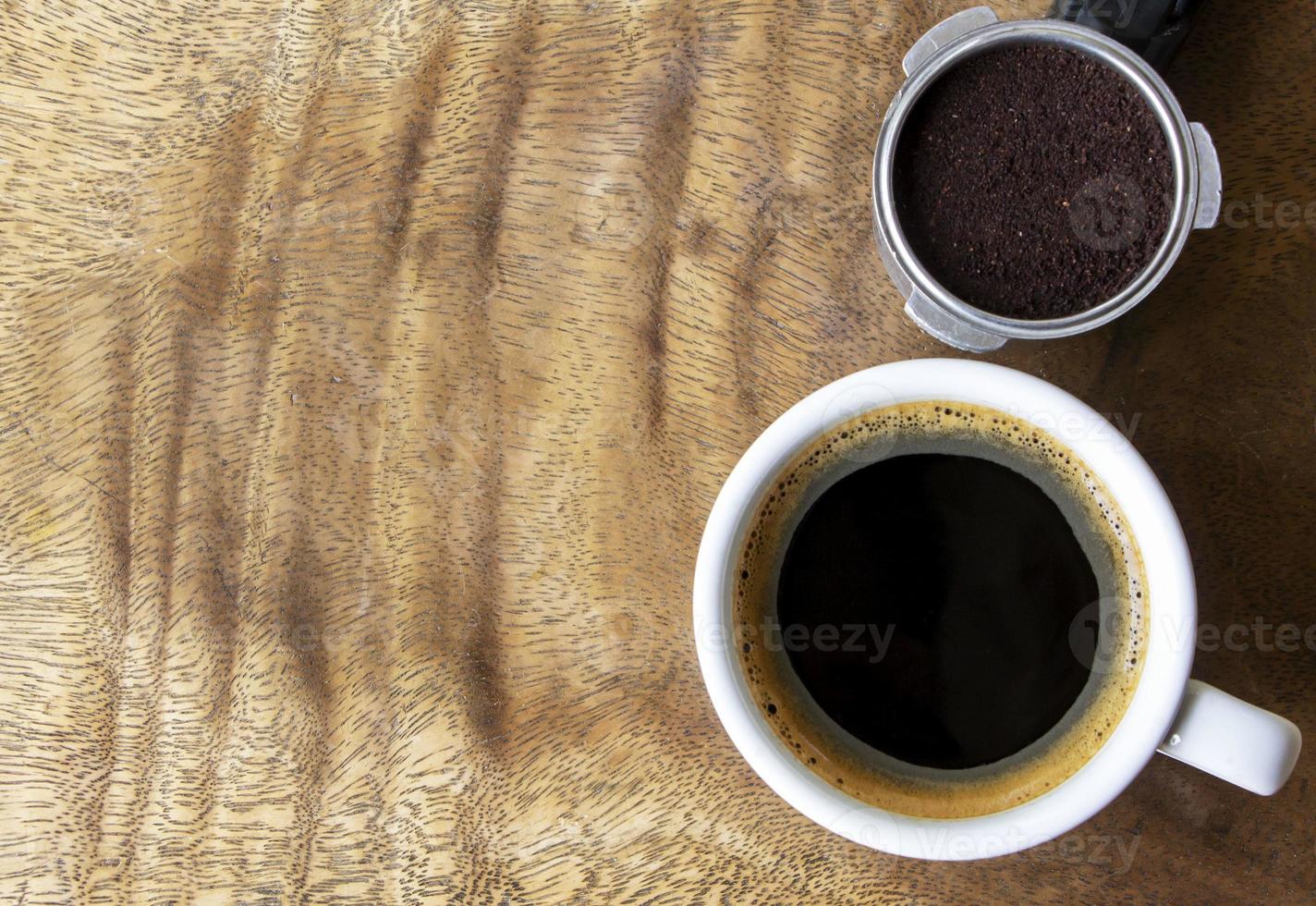 tazza di caffè e caffè macinato foto