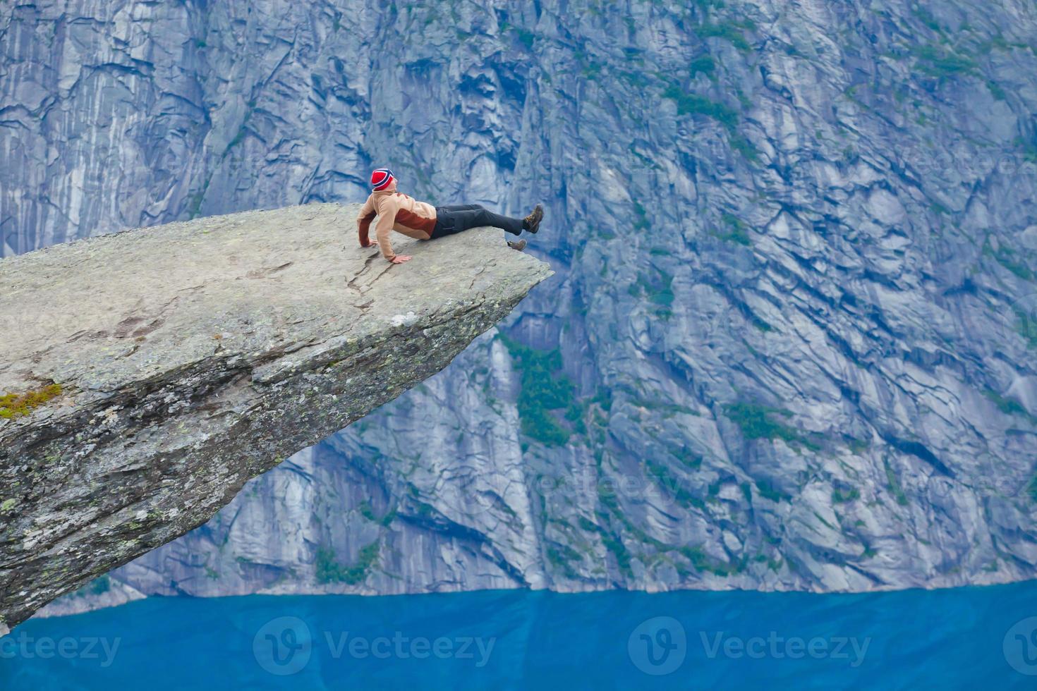famoso luogo norvegese per escursioni su roccia - trolltunga, lingua di troll, norvegia foto