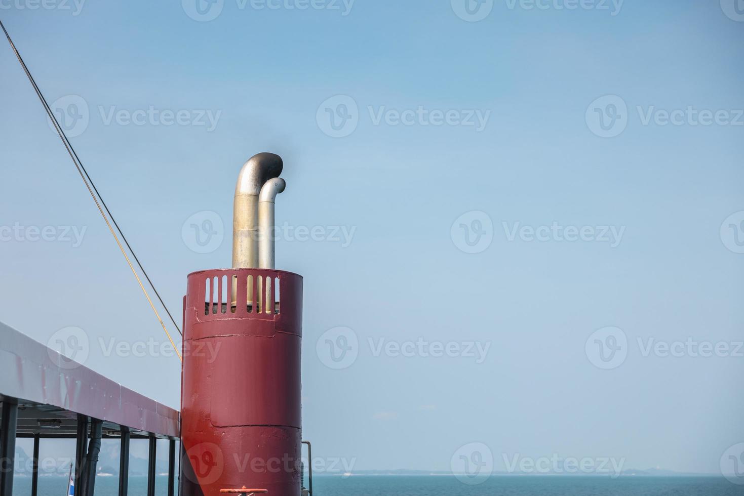 presa del traghetto in thailandia che collega suratthani a kho samui passando sul golfo della thailandia mare. primo piano di ventilatori a cappa per fornire aria fresca ai compartimenti sottocoperta di una barca. foto