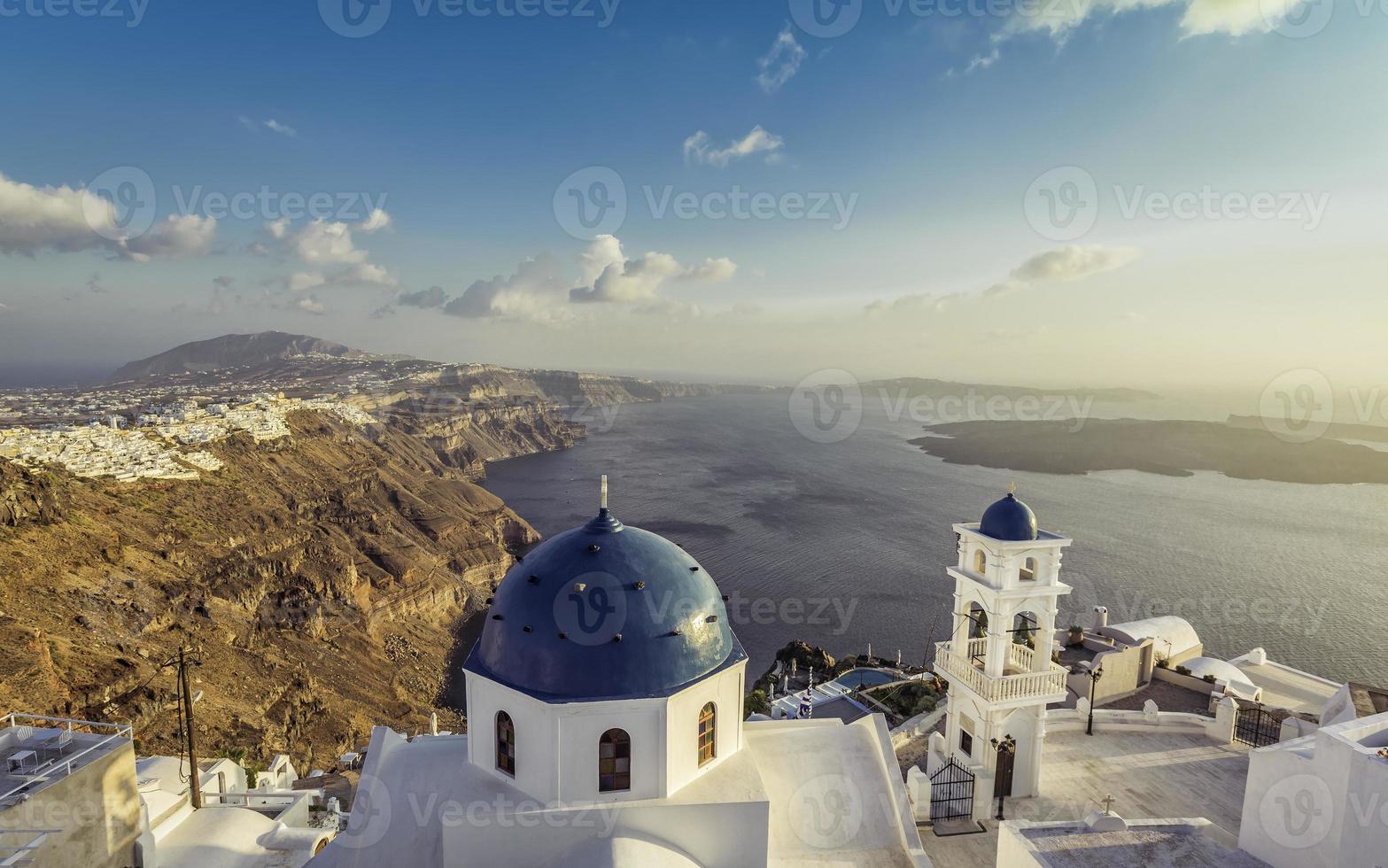 vista dell'angolo alto delle chiese della cupola blu di santorini, Grecia foto