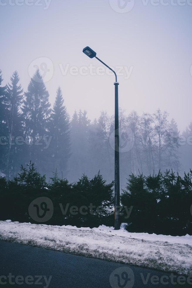 lampione nella nebbia mattutina foto