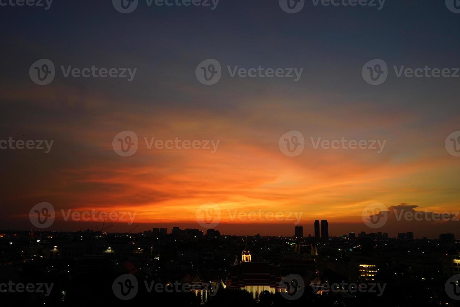 panoramica paesaggio urbano con cielo aperto al crepuscolo. città di bangkok, tailandia. foto