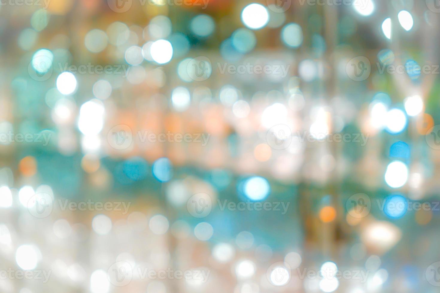 sfocatura del bokeh di lusso alla luce principale nella gioielleria nel grande magazzino, per lo sfondo. foto