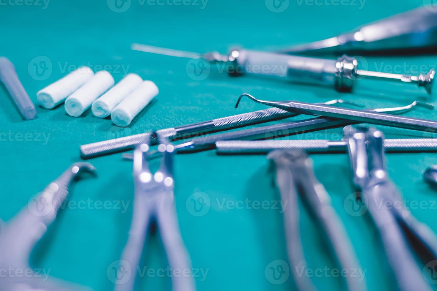 strumenti dentali in uno studio dentistico foto