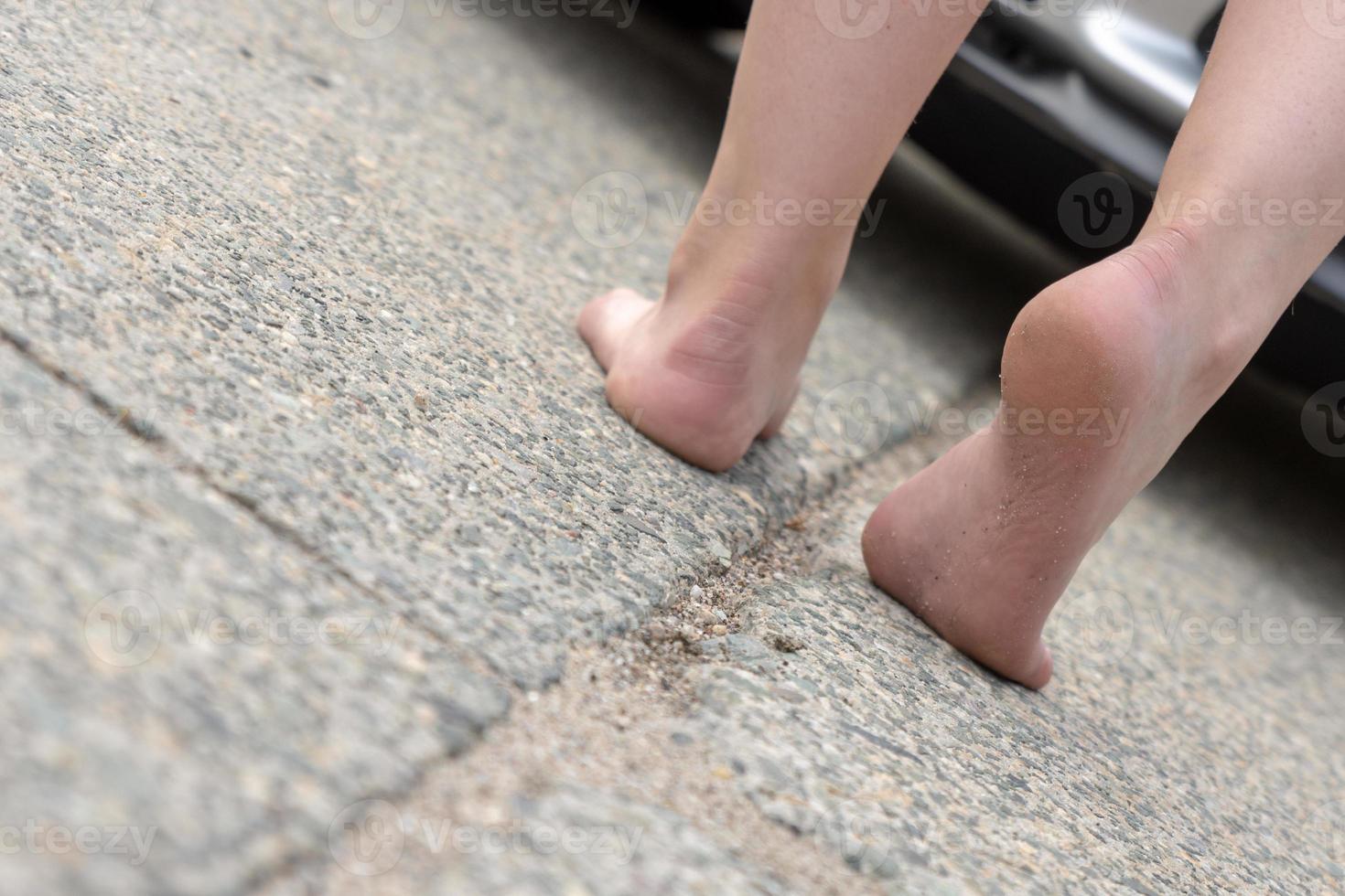 camminare a piedi nudi immagine foto