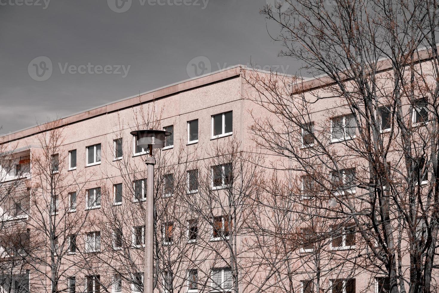 lampione davanti a un edificio rosa foto