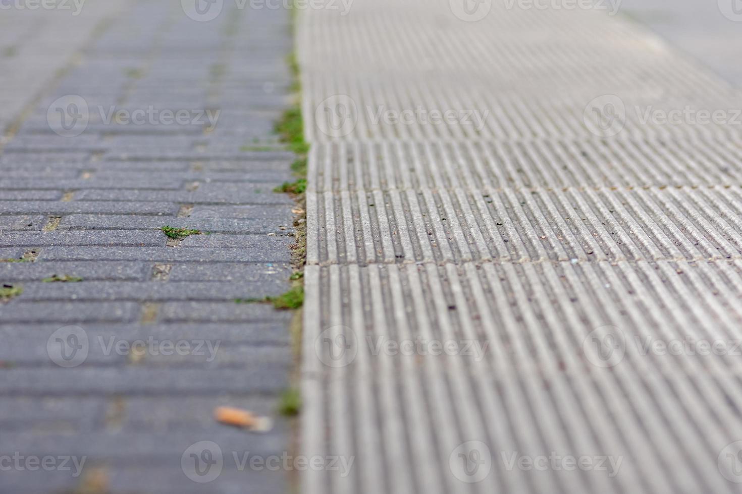 due diverse linee strutturate di pietre per lastricati foto