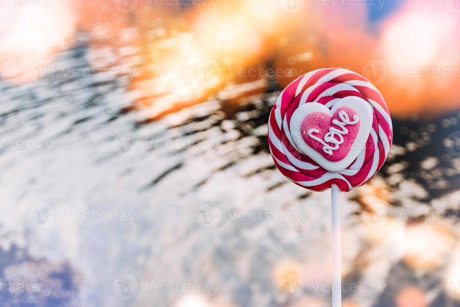 lecca-lecca a strisce rosse e bianche con amore foto