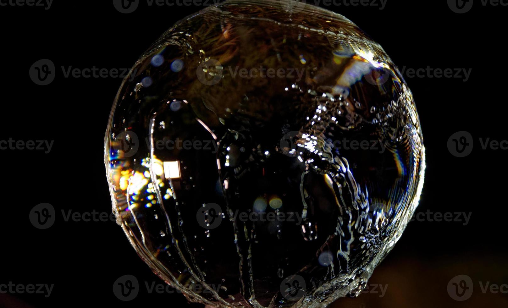 una palla di vetro su cui scorre l'acqua foto