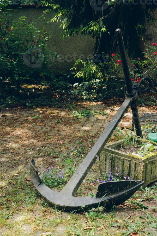 una vecchia ancora decorativa in un giardino foto