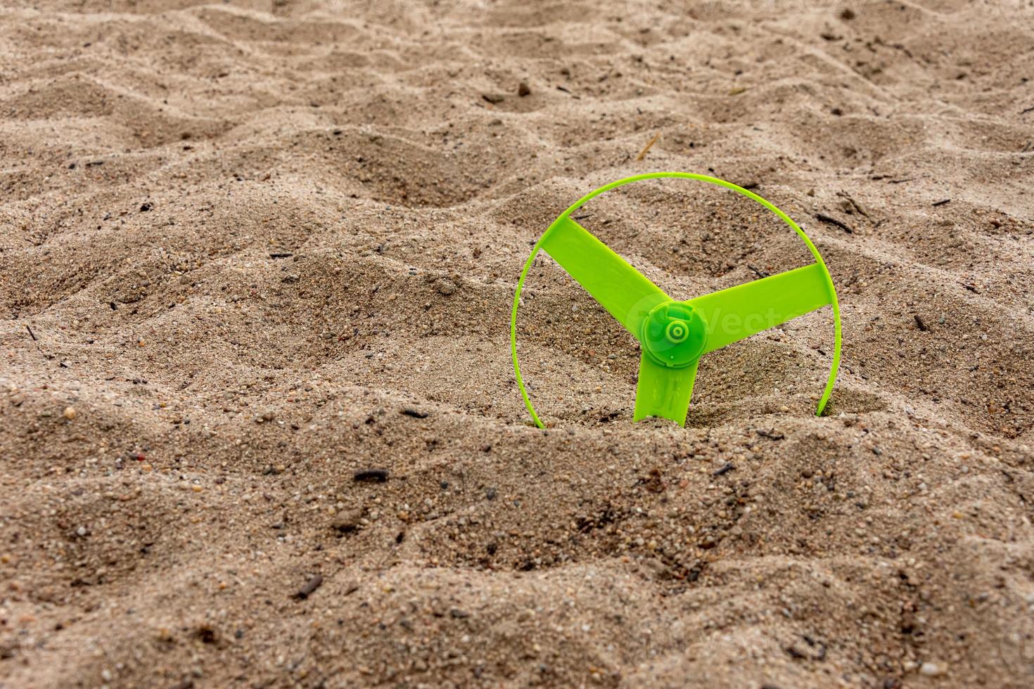 un'elica verde su una spiaggia sabbiosa foto