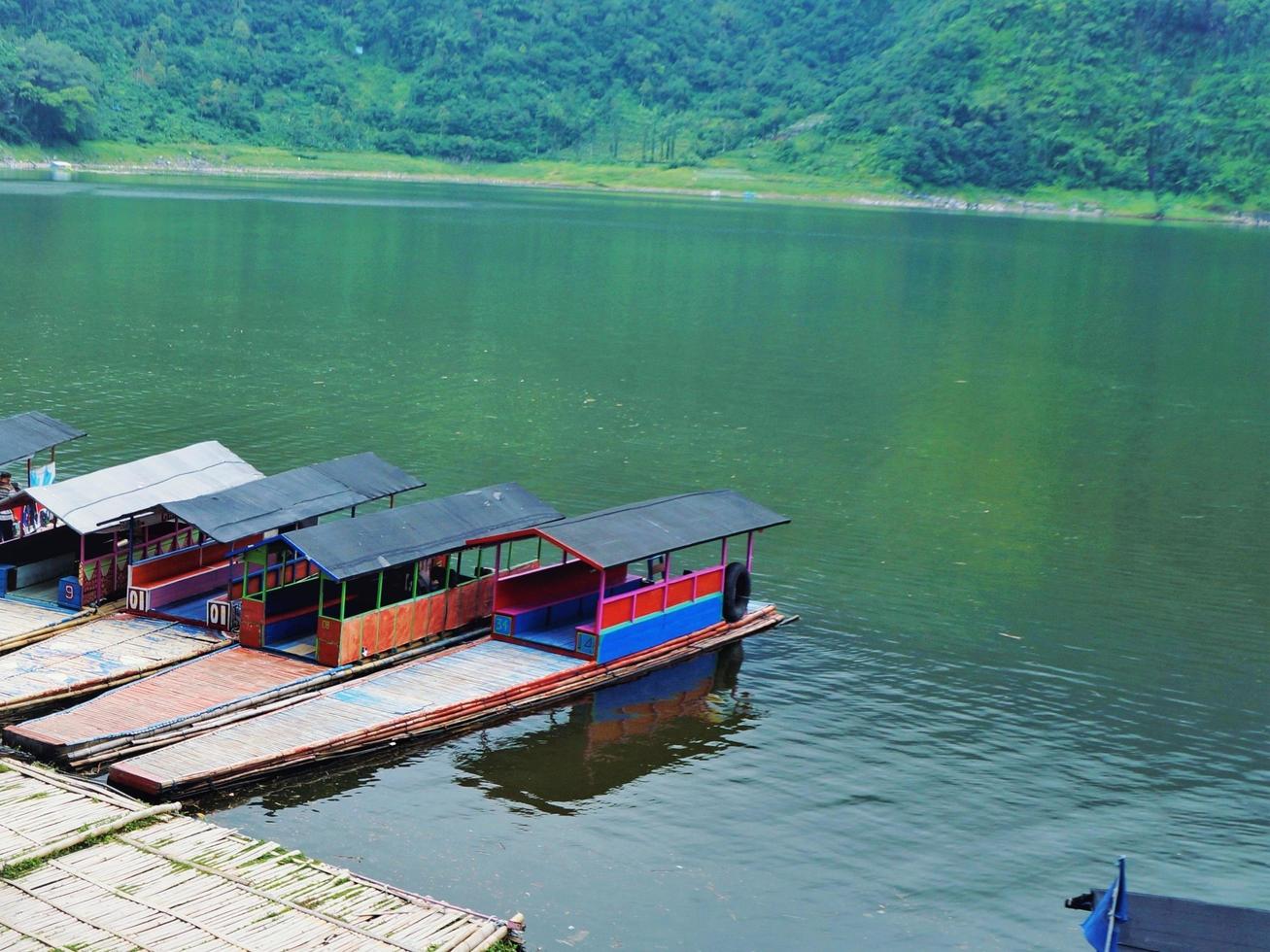 barche allineate su un bellissimo lago verde foto
