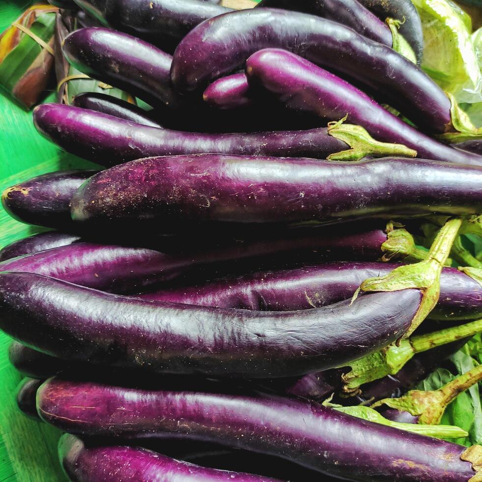 la melanzana viola è solitamente usata come alimento casalingo sano foto