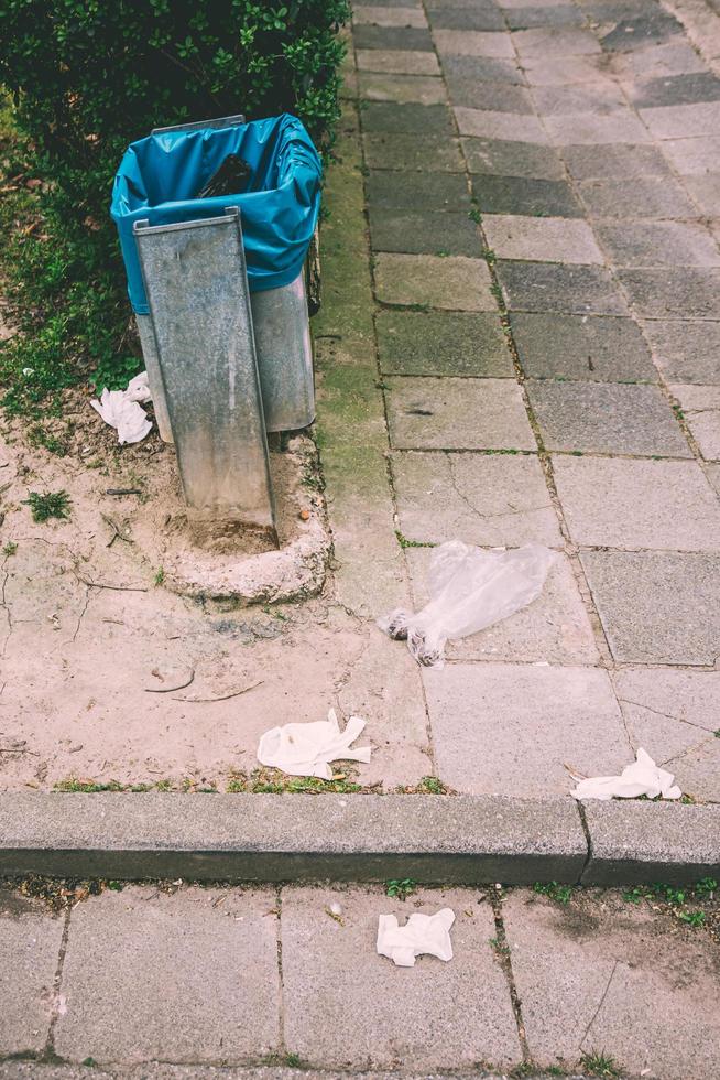 secchio della spazzatura con guanti protettivi foto