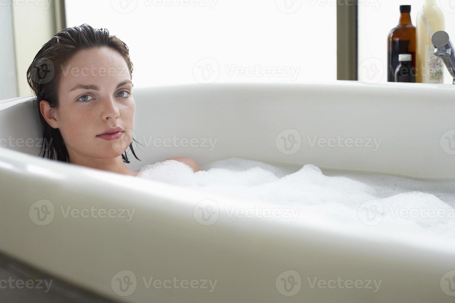 donna che gode di un bagno foto