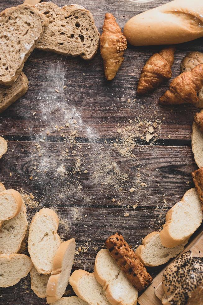 pane e polvere di pasticceria su un tavolo di legno foto