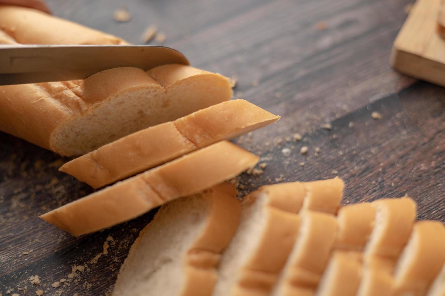 pane francese affettato sul tavolo foto