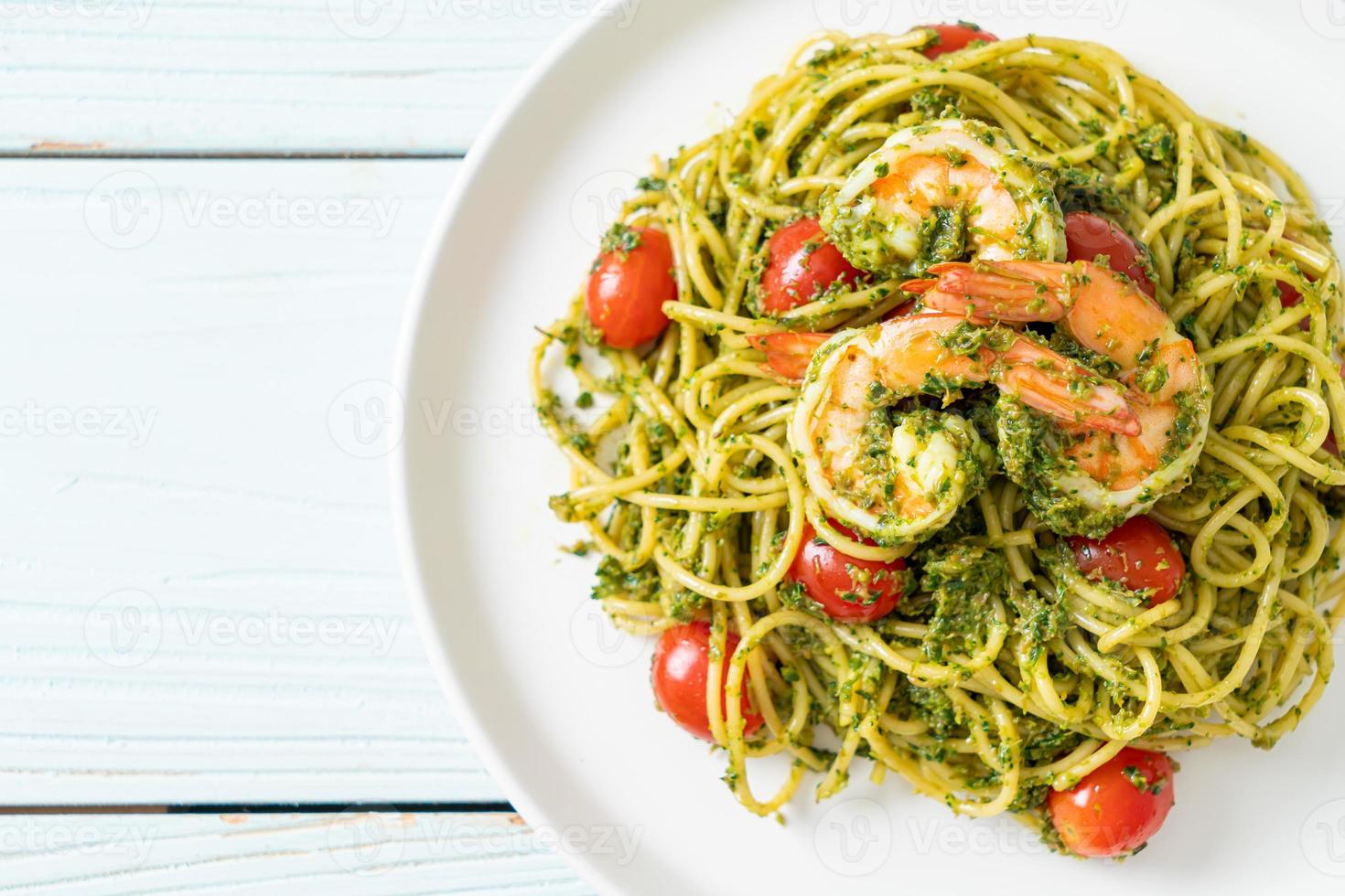 spaghetti con gamberi o gamberi al pesto fatto in casa foto