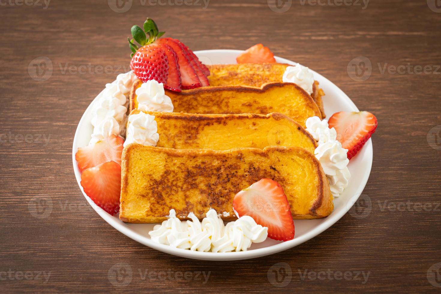 french toast con fragole fresche e panna montata foto