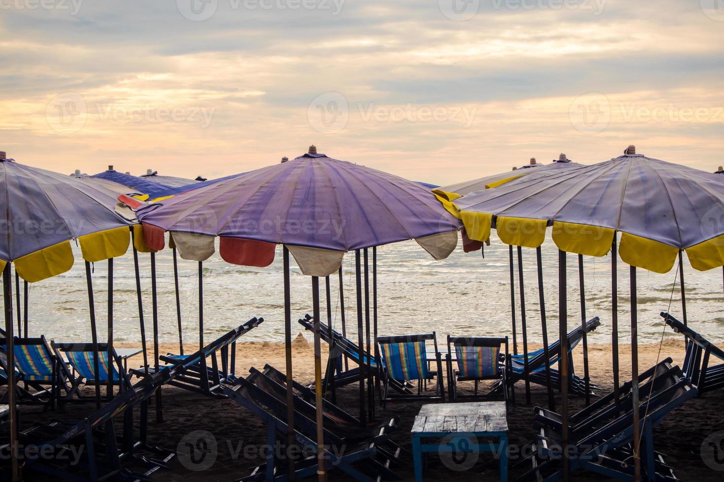 ombrellone affollato lungo la spiaggia foto