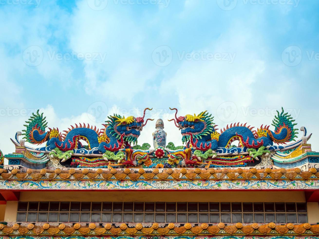 scultura di drago cinese gemello colorato sul tetto nel tempio cinese foto